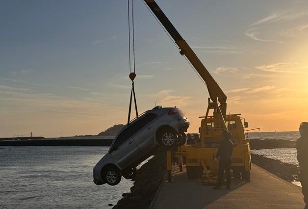 "눈 비비는 사이에 미끄러져"…제주 포구서 차량 추락 