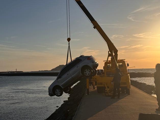 "눈 비비는 사이에 미끄러져"…제주 포구서 차량 추락 