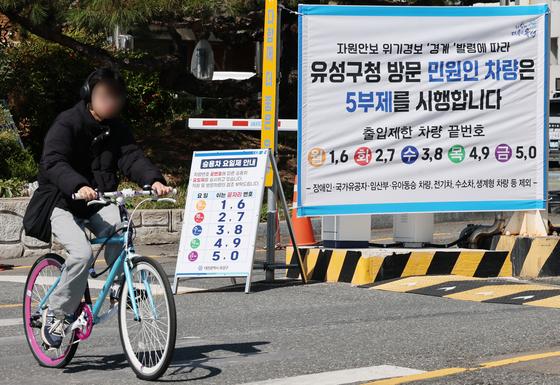 차량 2부제 첫날…큰 혼선 없었지만 "대중교통 지옥" 불편 호소(종합)