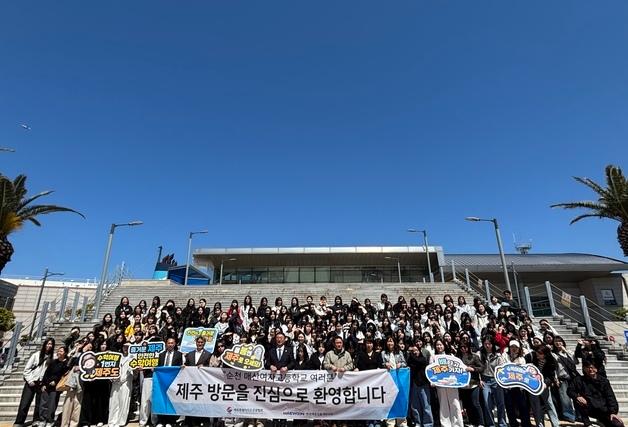 '올 땐 바다로 갈 땐 하늘로'…제주관광협회, 수학여행단 환영 행사