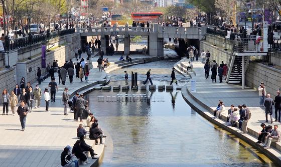 따듯한 봄날씨에 붐비는 청계천