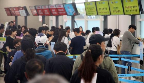 돌풍에 막힌 제주 하늘길…200여편 결항·체류객 3000여명(종합2보)