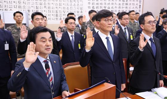 선서하는 조작기소 국조특위 증인들
