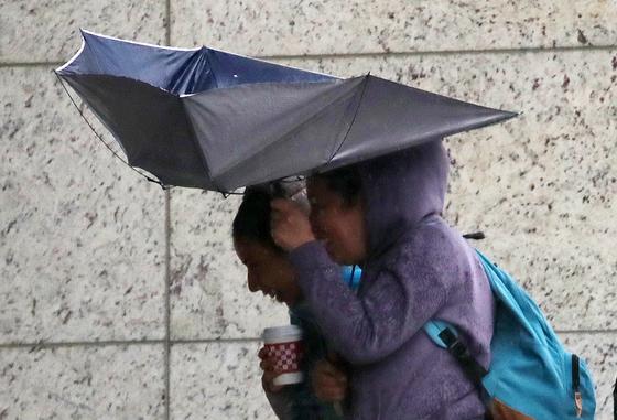 [오늘의 날씨] 제주(10일, 금)…오전까지 순간풍속 26m 강풍