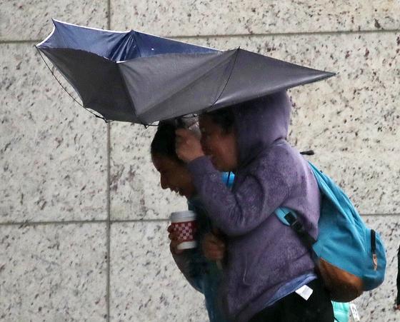 [오늘의 날씨] 제주(10일, 금)…오전까지 순간풍속 26m 강풍