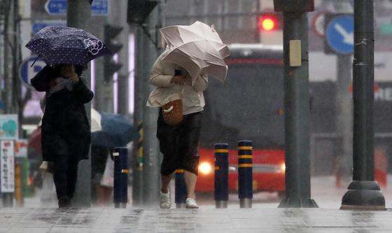 요란한 봄비에 힘겹게 발걸음 옮기는 시민들