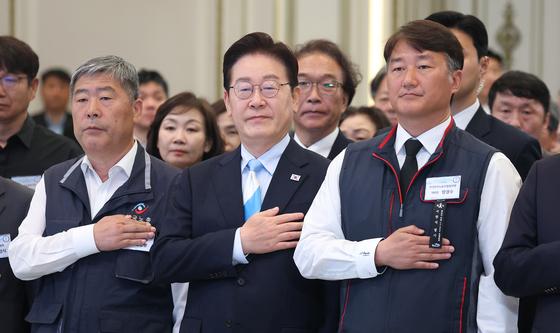 양대노총 위원장과 함께 국민의례하는 이재명 대통령
