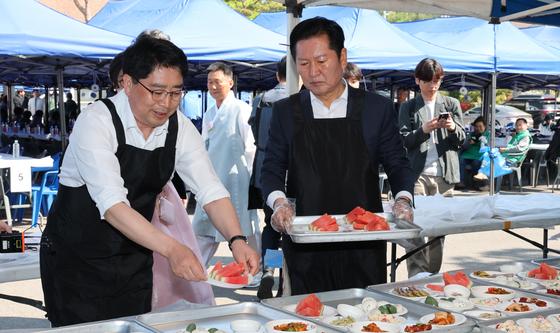 배식봉사하는 정청래 대표