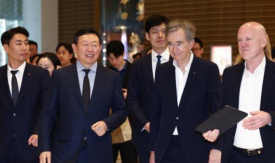 신동빈 회장과 루이비통 매장 향하는 아르노 회장