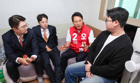 원룸 찾아 청년 의견 청취하는 오세훈·이준석·김정철