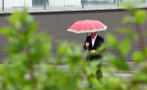 오전 전국 적신 비, 현재 대부분 소강상태…오후에도 곳곳 빗방울