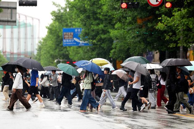제주 오전에만 130㎜ 물폭탄…오후엔 전국 확대, 퇴근길 우산 챙기세요