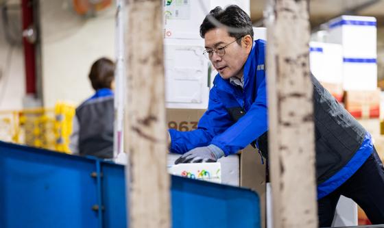 첫 선거운동으로 우편집중국 찾은 정원오 후보