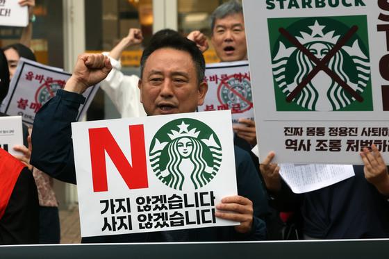 "스벅 '탱크데이' 기획 여직원, '고의 아니다'라며 다닌다" 내부 폭로