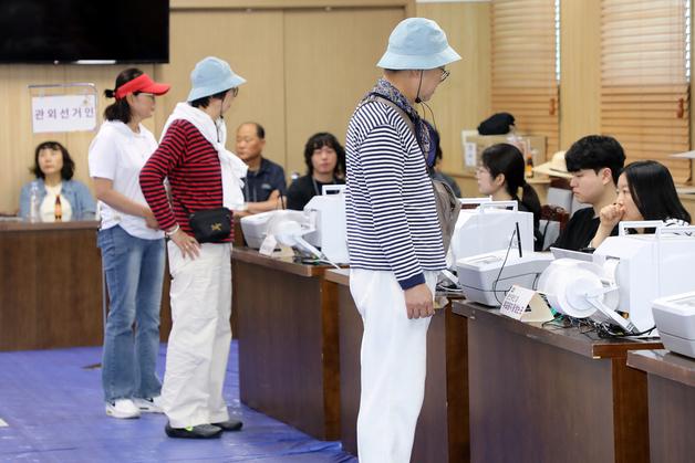"투표했으니 이젠 맛집으로"…관광객 발길 이어지는 제주 사전투표소