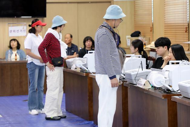 "투표했으니 이젠 맛집으로"…관광객 발길 이어지는 제주 사전투표소
