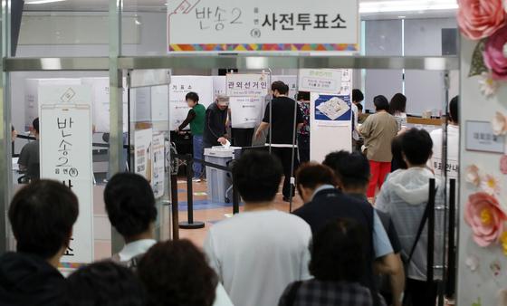 "맛집가기 전에 한표"…점심시간 전국 사전투표소 곳곳 북적(종합)