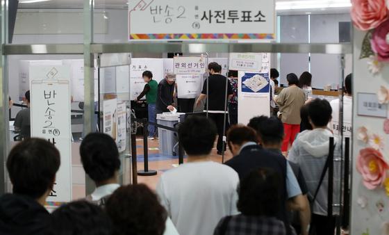 "맛집가기 전에 한표"…점심시간 전국 사전투표소 곳곳 북적(종합)