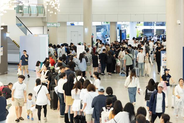 제주 여행지원금에 길게 늘어선 줄…일주일만에 예산 7억여원 소진