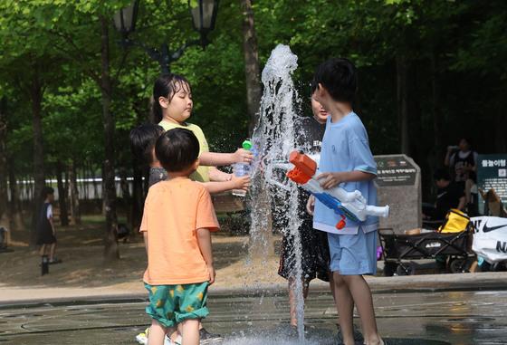 내일 제주·남해·동해안 최대 30㎜ 비…한낮 최고 30도 '평년 수준'