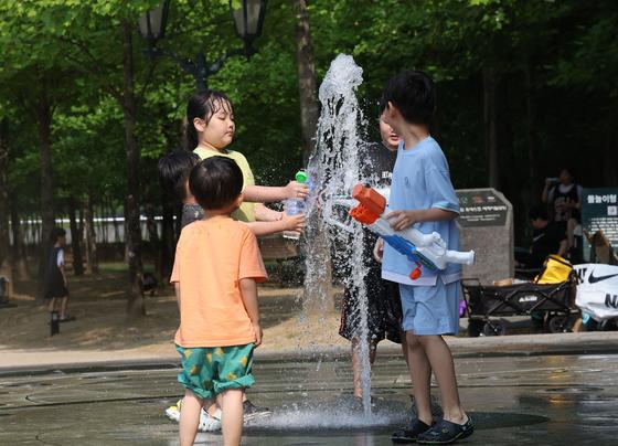 내일 제주·남해·동해안 최대 30㎜ 비…한낮 최고 30도 '평년 수준'
