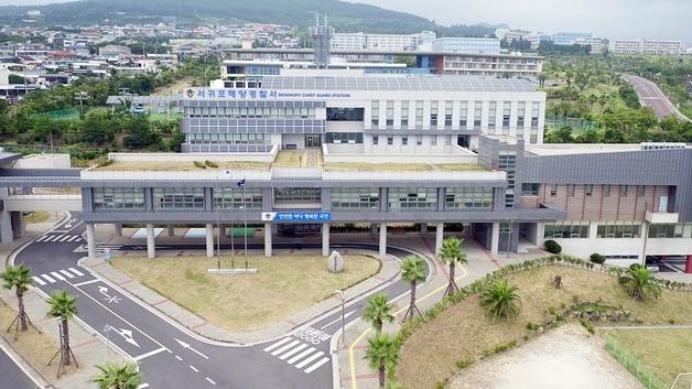 제주 항해 국제크루즈서 70대 승객 호흡곤란…해경 긴급 이송