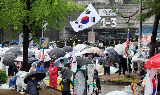 빗속의 '재선거 요구' 외침