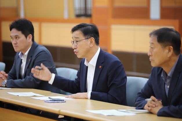 위성곤, 제2공항 예정지 성산주민 만나 "내년 안에 갈등 종결"