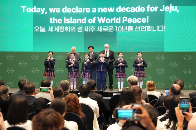 제주포럼, '세계평화의 섬 비전 2035' 선언…사흘 일정 마무리