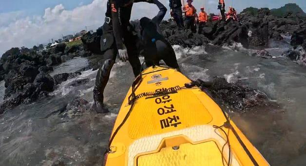 제주, 스노클링 하던 20대 관광객 4명 갯바위 고립됐다 구조(종합)