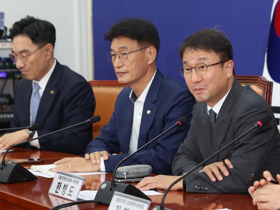 與 "제주 항공편 부족은 이동권 침해…7월부터 노선 증편 추진"