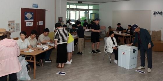 "투표용지 1장 더 받았다"…제주서 항의 소동