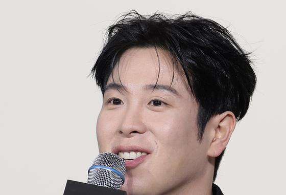 가수 겸 배우 피오, 제주서 길 건너다 차에 치여 부상