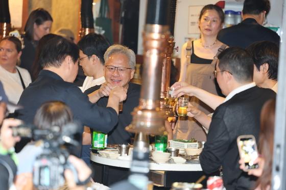 "막내가 구울게요~" 삼소회동서 직접 고기 굽는 구광모 LG회장