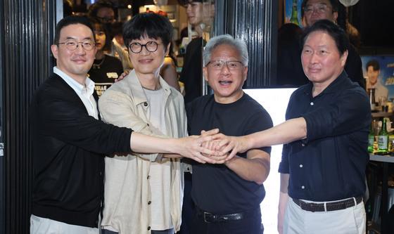 손 모은 SK·LG·네이버 총수와 젠슨 황 CEO