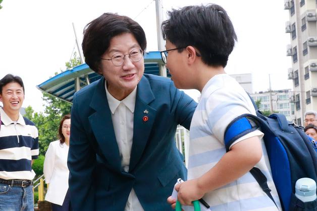 고의숙 제주교육감, 등굣길 인사로 업무 시작…취임사는 영상으로