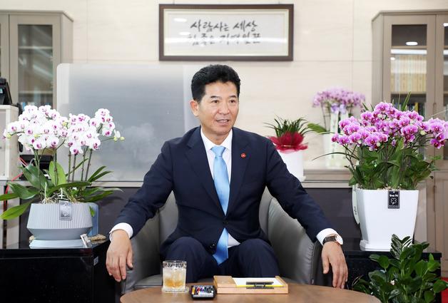 [인터뷰] 송영훈 신임 제주도의회 의장 "제2공항 합의 만들어 갈 것"