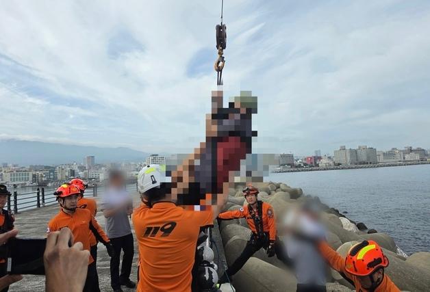 제주서 테트라포드 사이 빠진 60대, 크레인으로 구조