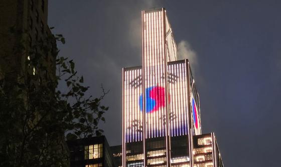 SK하이닉스 나스닥 입성, 뉴욕 맨해튼 밝히는 태극기 조명