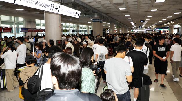 '강풍·급변풍 경보' 제주공항 오전 11시 96편 결항·3편 회항