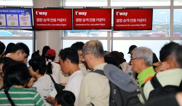 "병원 가야 되는데" 발동동…제주공항 무더기 결항에 '표구하기 대란'