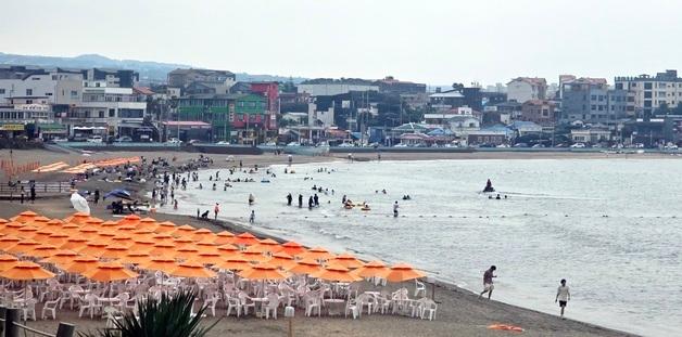 밤낮없는 '찜통 더위' 제주…해수욕장 '한산'·카페 '북적'