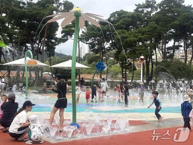 중부 '물 폭탄'·남부 '찜통더위'…엇갈린 연휴 풍경(종합)