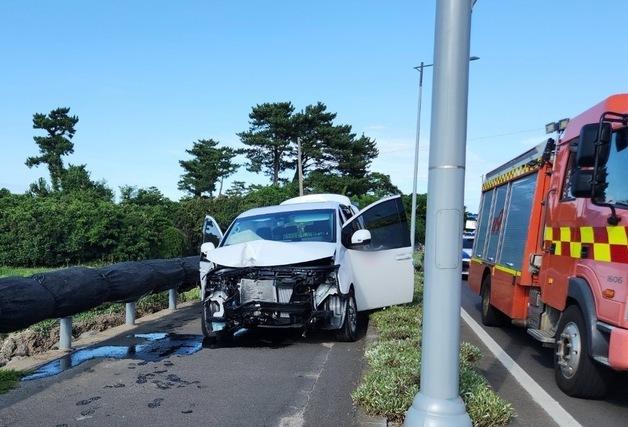 제주서 벨기에 관광객 8명 탄 승합차 가로등 충돌…3명 경상