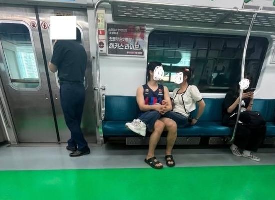 "지하철이 안방이냐, 차라리 방 잡아라"…2호선 '과잉 스킨십' 커플 눈살