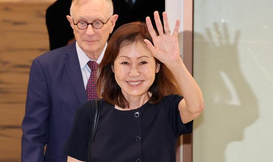 손들어 인사하는 미셸 스틸 신임 주한미국대사