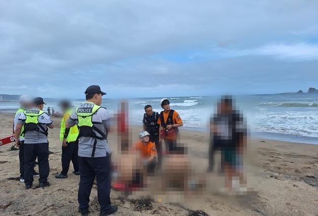 제트스키 뒤집혀 10대 2명 물에 빠져…서핑객이 구조