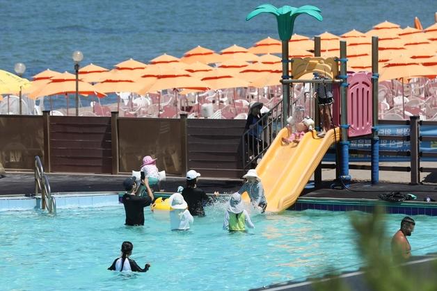 제주 뗏목 '테우'도 타고 물놀이도 즐기고…제주 해변 '북적'