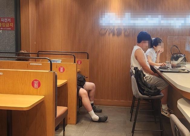카페 소파에 '눕방 커플'…"동행녀 무릎베개 삼아 벌러덩, 러브버그냐"