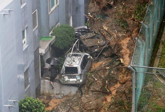 남해안 '물폭탄'…거제·통영 산사태, 1명 사망 4명 부상(종합2보)